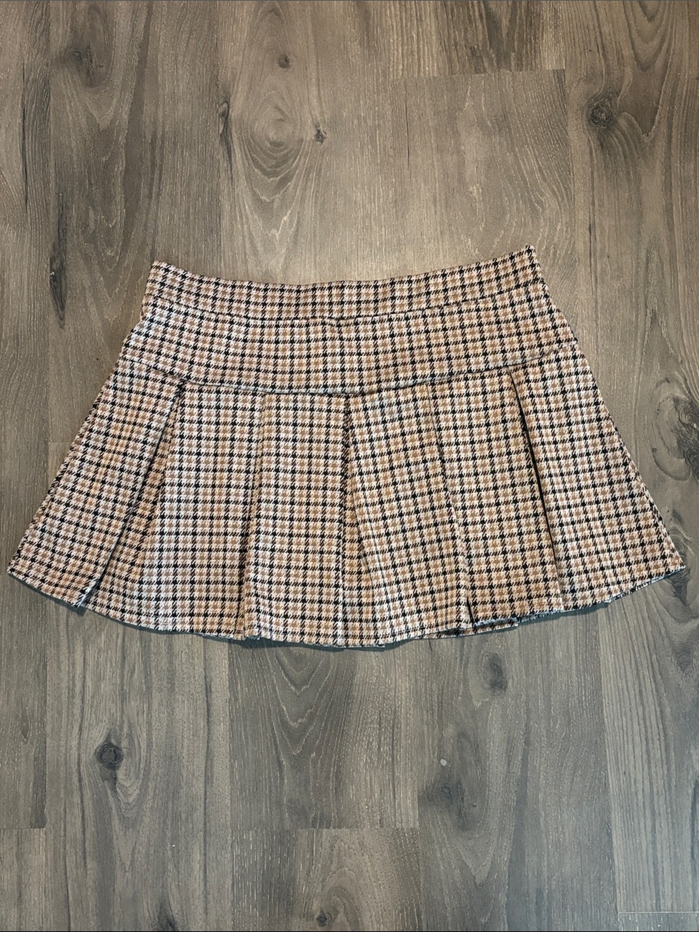 NWT American Eagle Plaid Pleated Mini Skort in Beige and Black - Picture 7 of 7